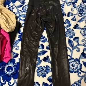 Lululemon Black Shiny Leggings size 0 cropped